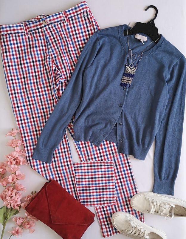 PANTALÓN DE ALGODÓN Y SUÉTER CON BOTONES