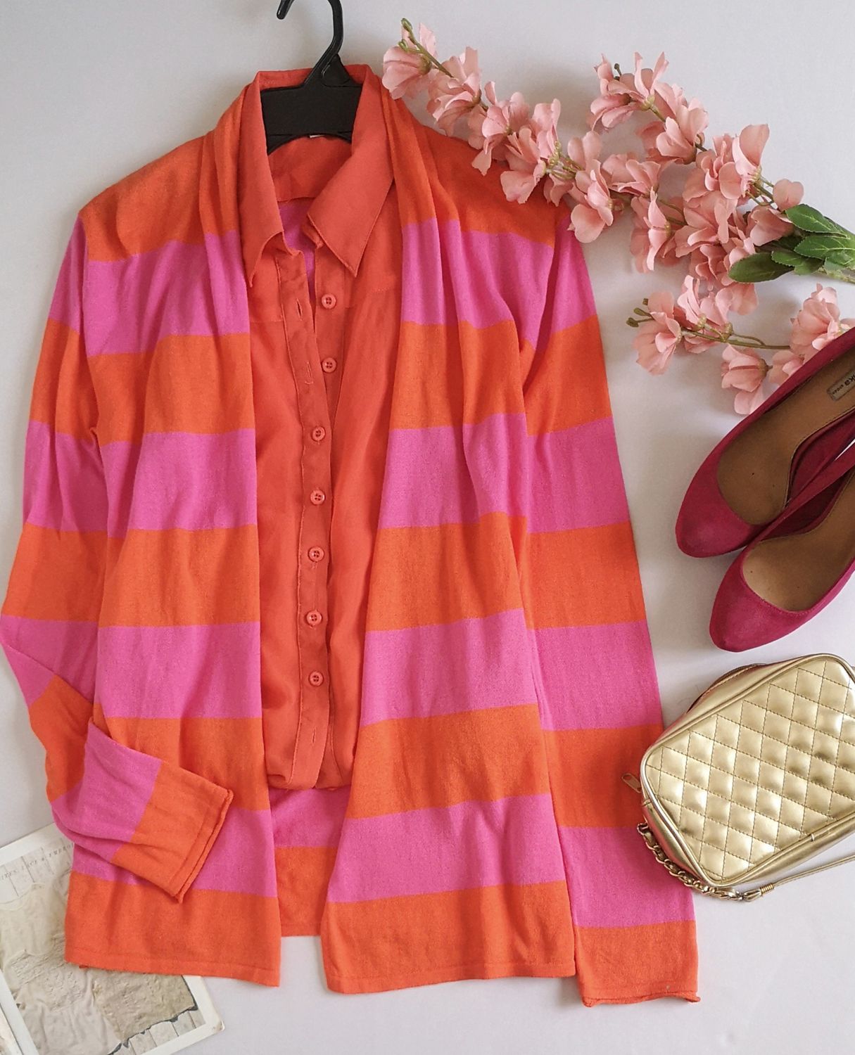 CÁRDIGAN LIVIANO Y BLUSA ASIMÉTRICA ABIERTA DE ATRÁS