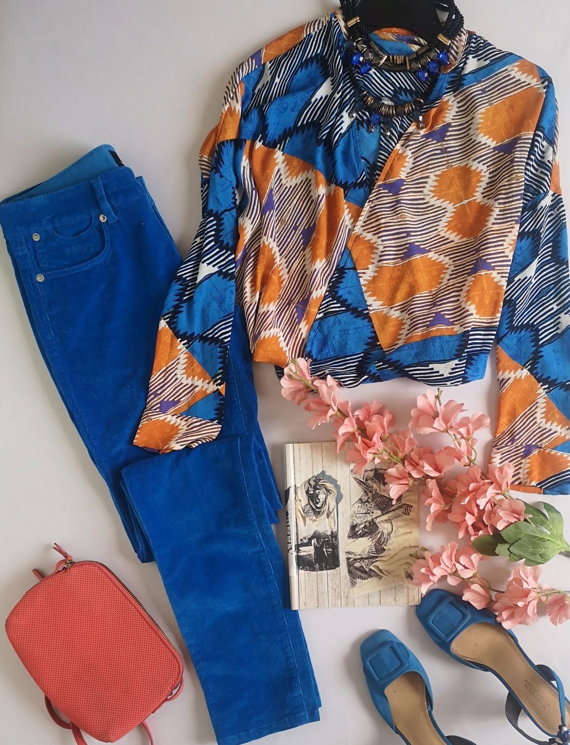 PANTALÓN CORTE RECTO Y BLUSA TRASLAPADA CERRADA