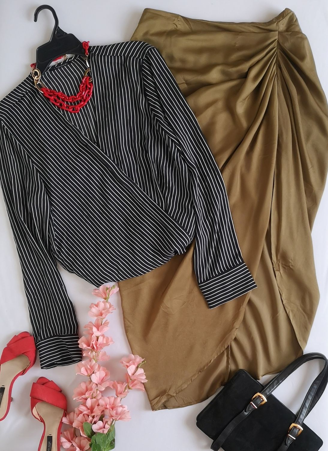 BLUSA TRASLAPADA CERRADA Y FALDA CORRUGADA