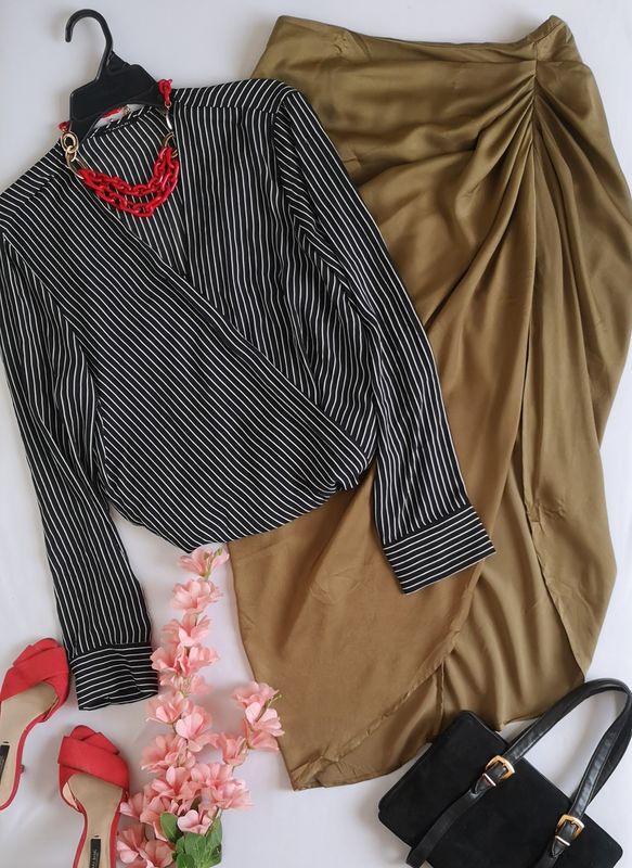 BLUSA TRASLAPADA CERRADA Y FALDA CORRUGADA