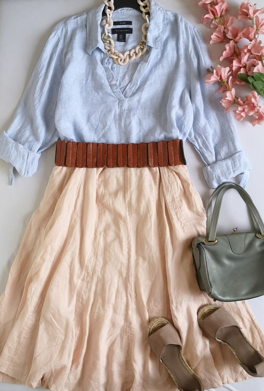 FALDA MIDI DE LINO Y BLUSA CON BOTONES ATRÁS DE LINO