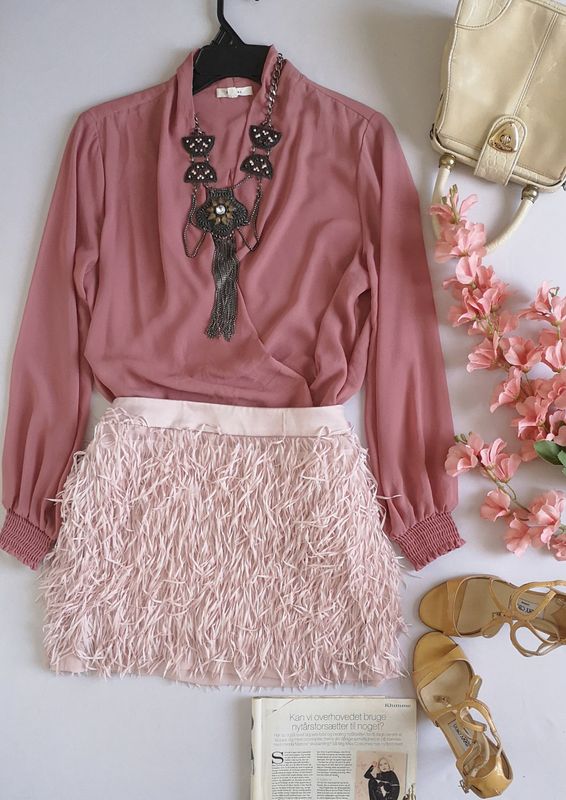 BLUSA TRASLAPADA Y FALDA CORTA CON FLECOS