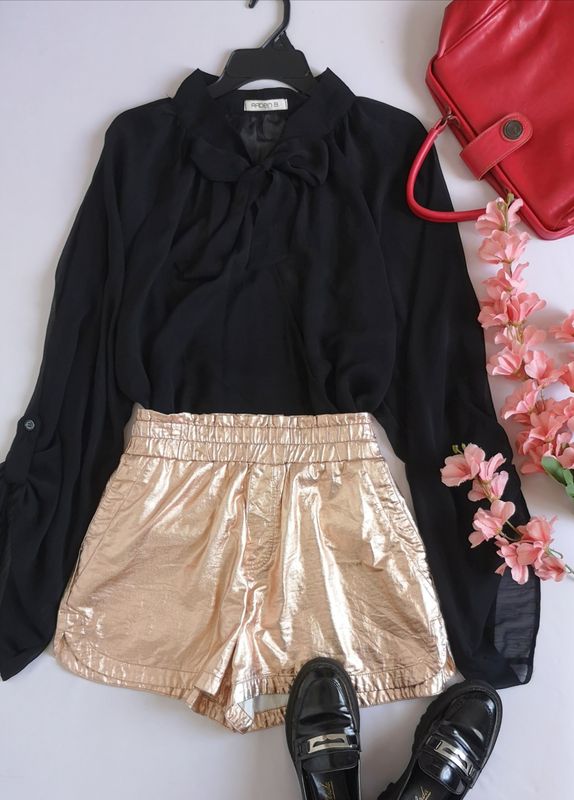 SHORT CON BOLSAS A LOS LADOS Y BLUSA MANGAS ANCHAS ⚓