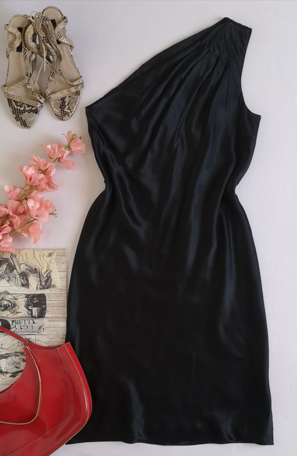 VESTIDO DE UN SOLO HOMBRO