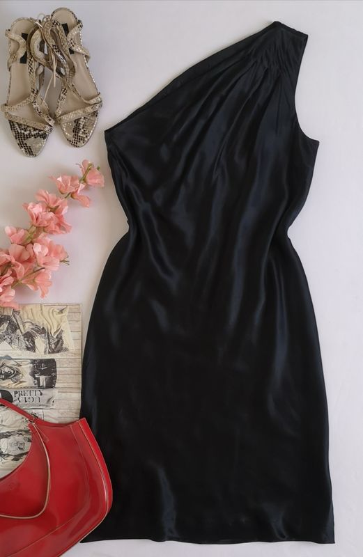 VESTIDO DE UN SOLO HOMBRO