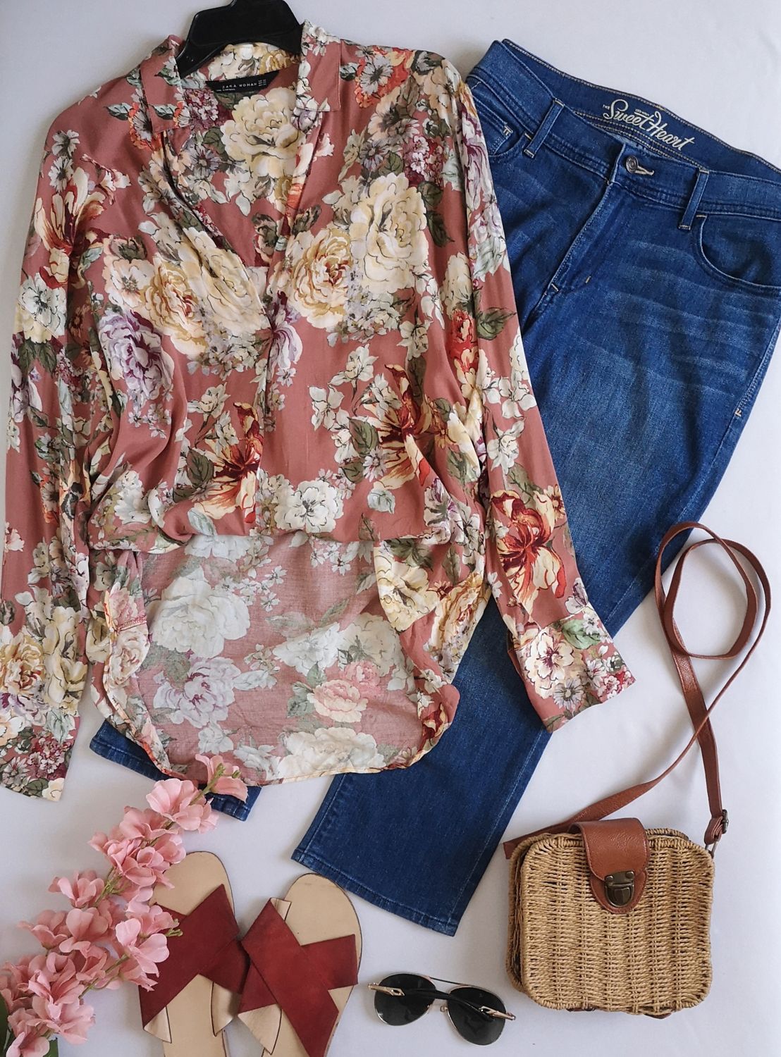 BLUSA ESTILO OVER SIZE Y JEANS CORTO