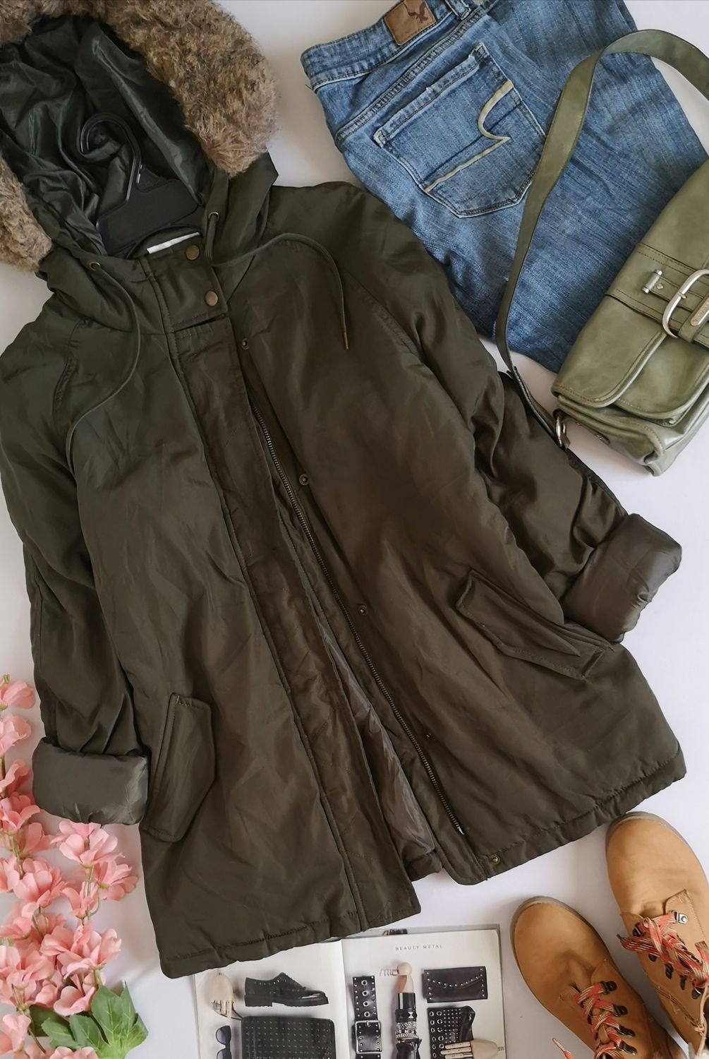 ABRIGO ACOLCHADO CON GORRO