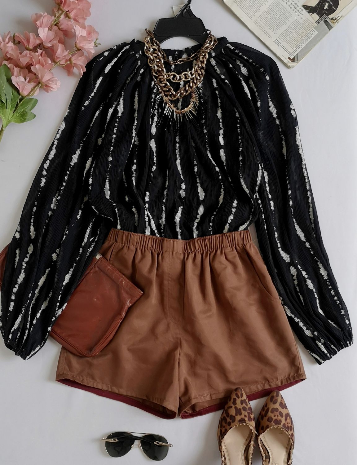 BLUSA NUEVA CUELLO CERRADO Y SHORT CON BOLSAS