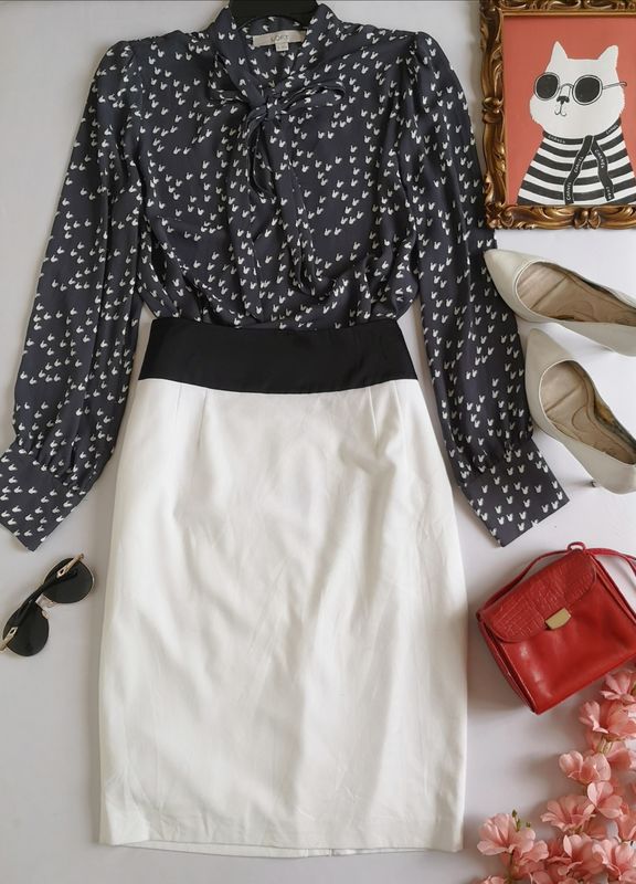 FALDA LÁPIZ Y BLUSA CON CINTO PARA MOÑA