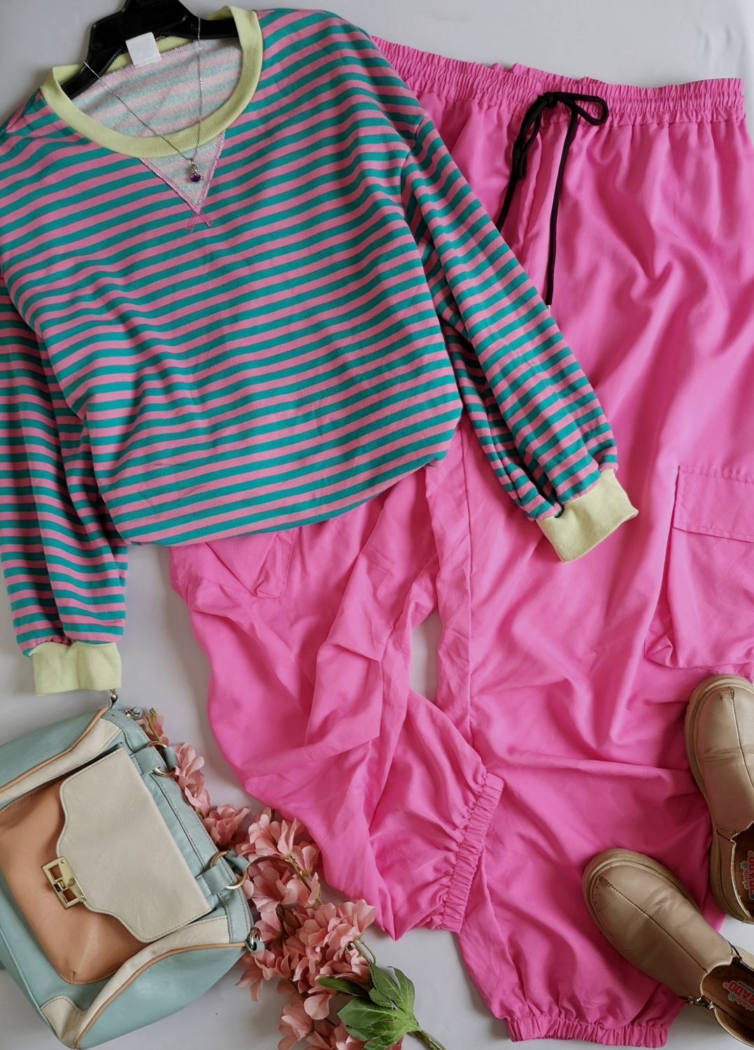 PANTALÓN CARGO Y SUÉTER