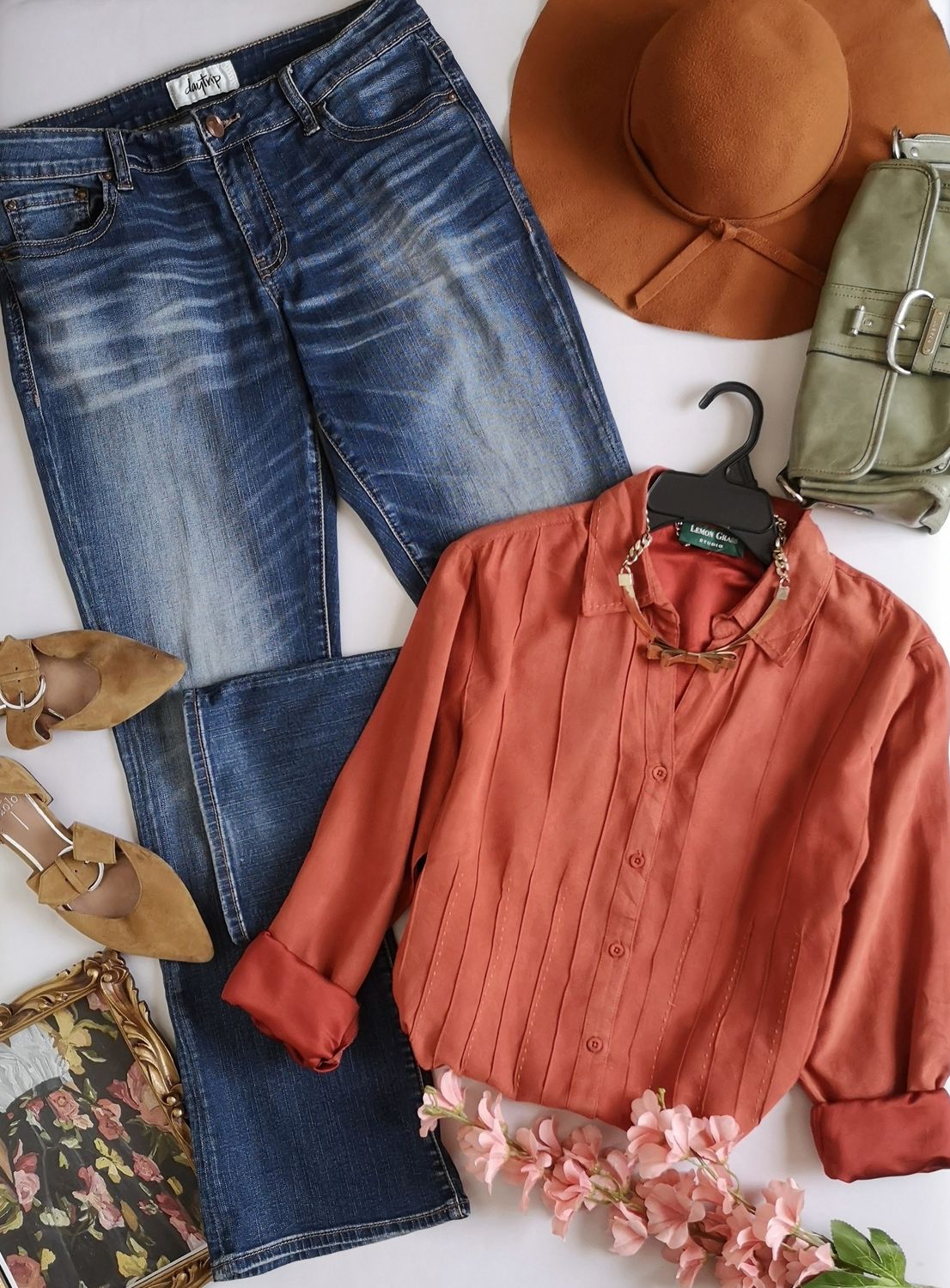 JEANS CAMPANA Y BLUSA PIEL DE DURAZNO