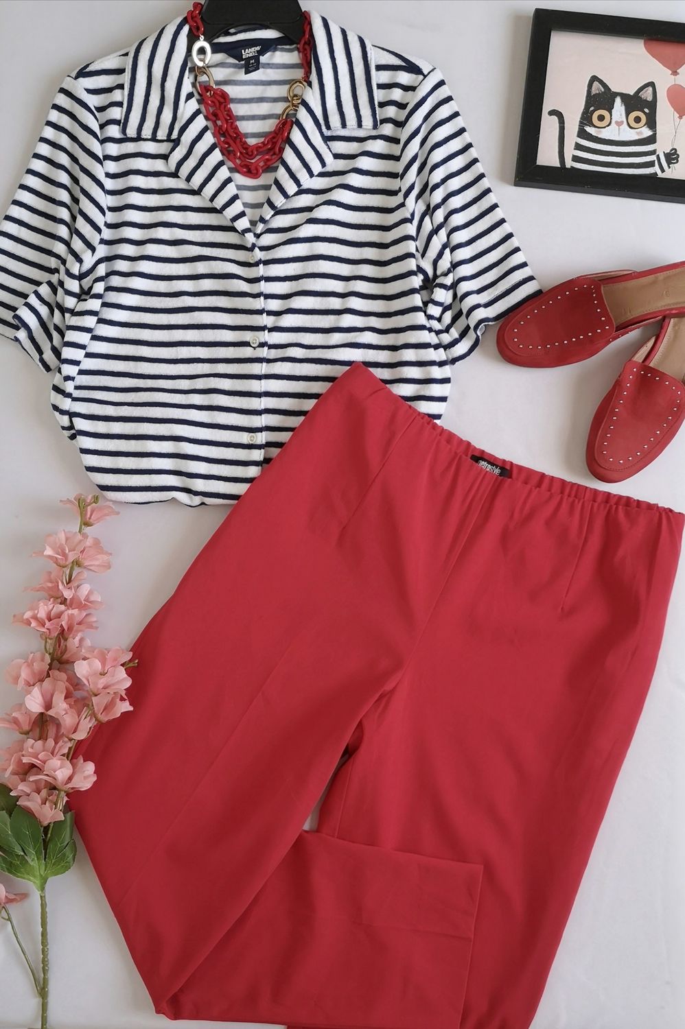 PANTALÓN ANCHO DE LAS CADERAS Y BLUSA MANGA CORTA