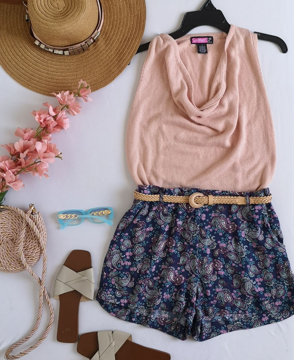 BLUSA TEJIDA Y SHORT CON BOLSAS A LOS LADOS