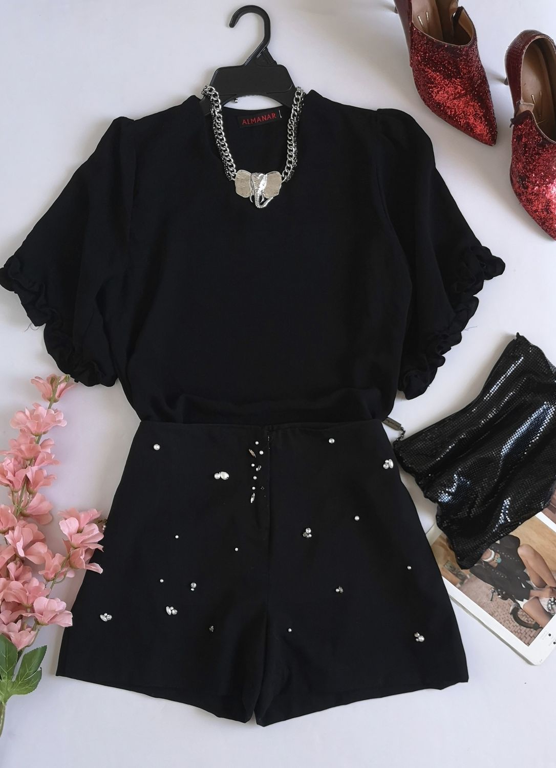 SHORT BORDADO Y BLUSA CON OLANES EN LAS MANGAS