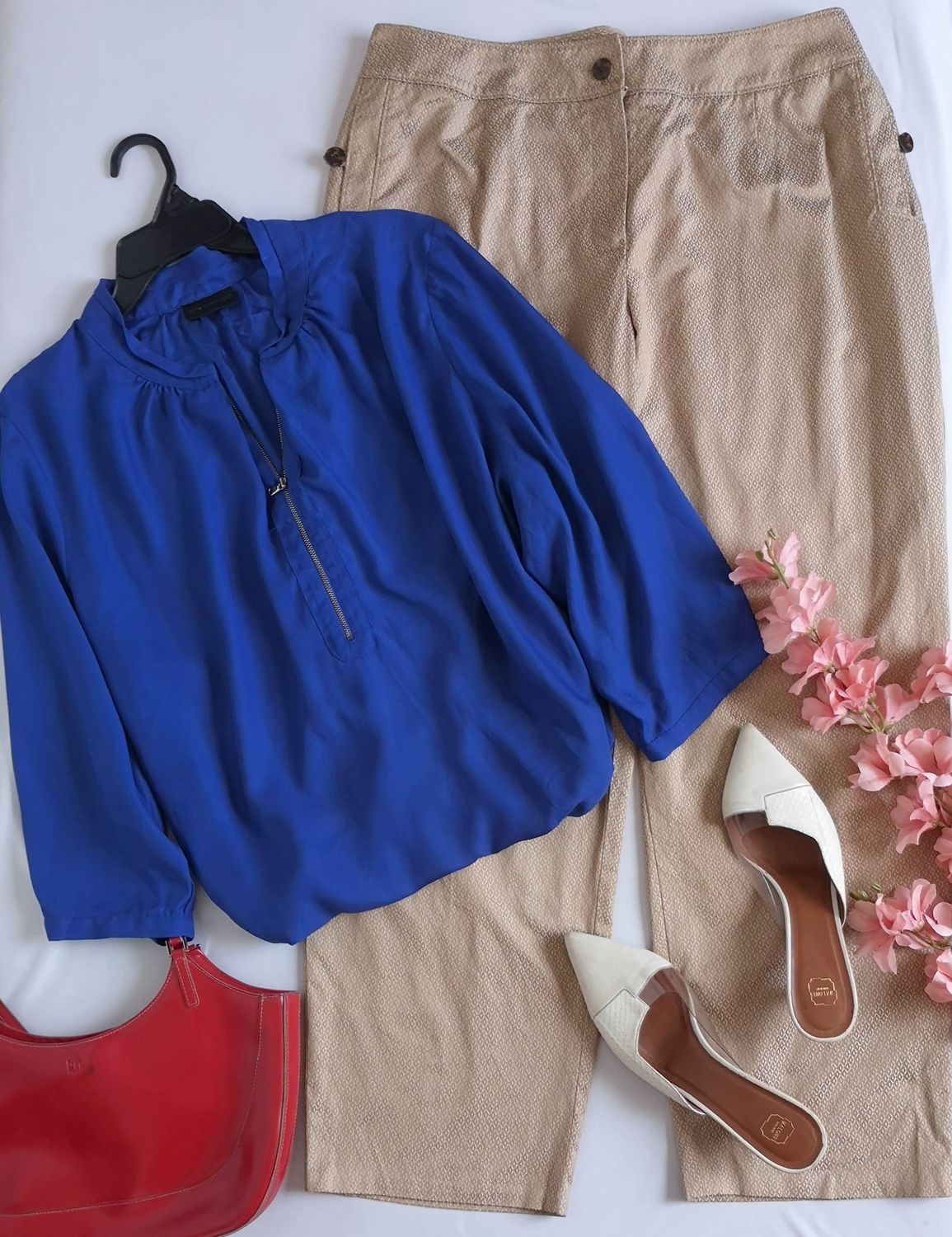 PANTALÓN ANCHO DE LAS CADERAS Y BLUSA TIPO SEDA ⚓