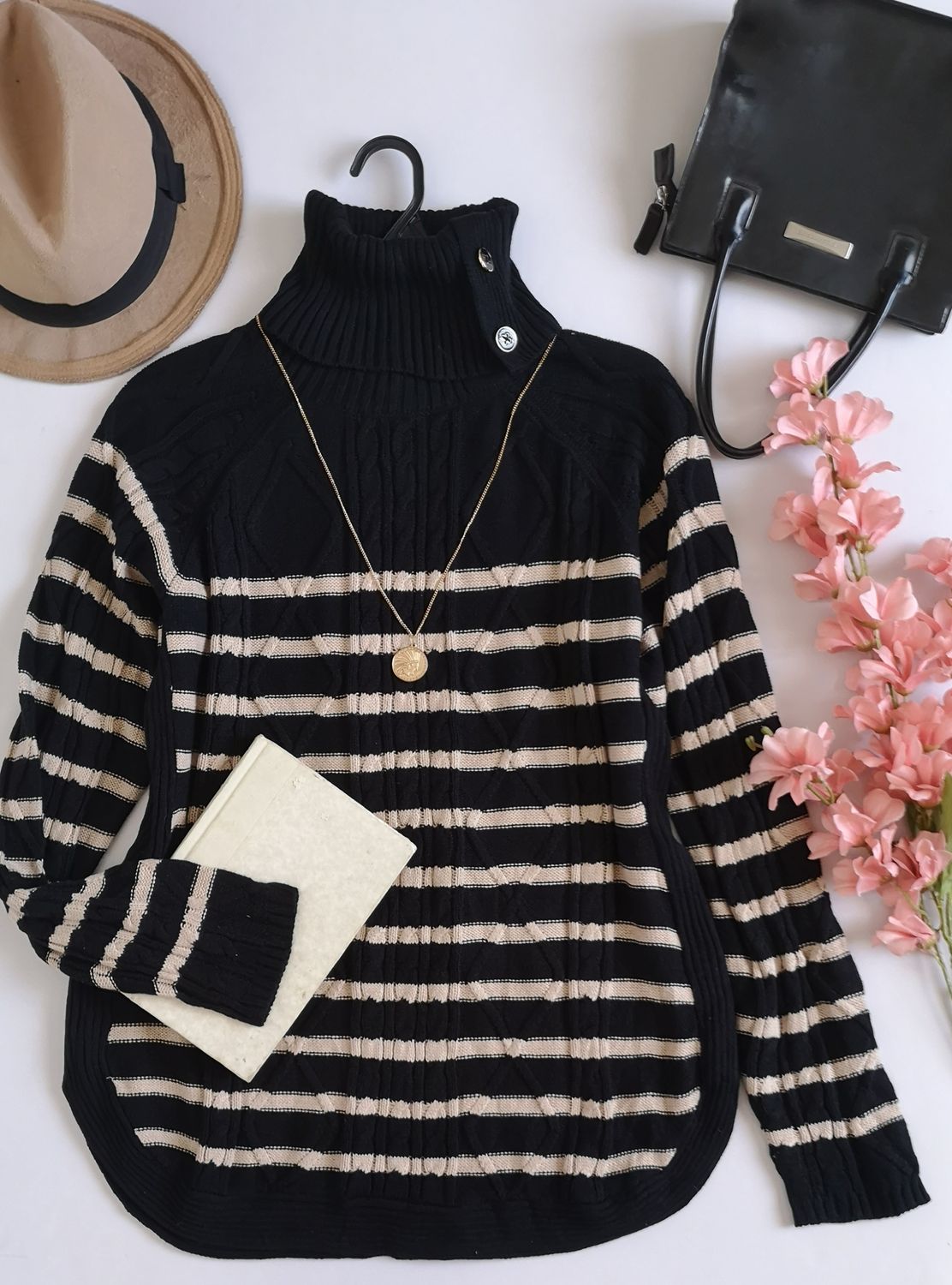 SUÉTER CUELLO ALTO CON BOTONES INCLUYE COLLAR