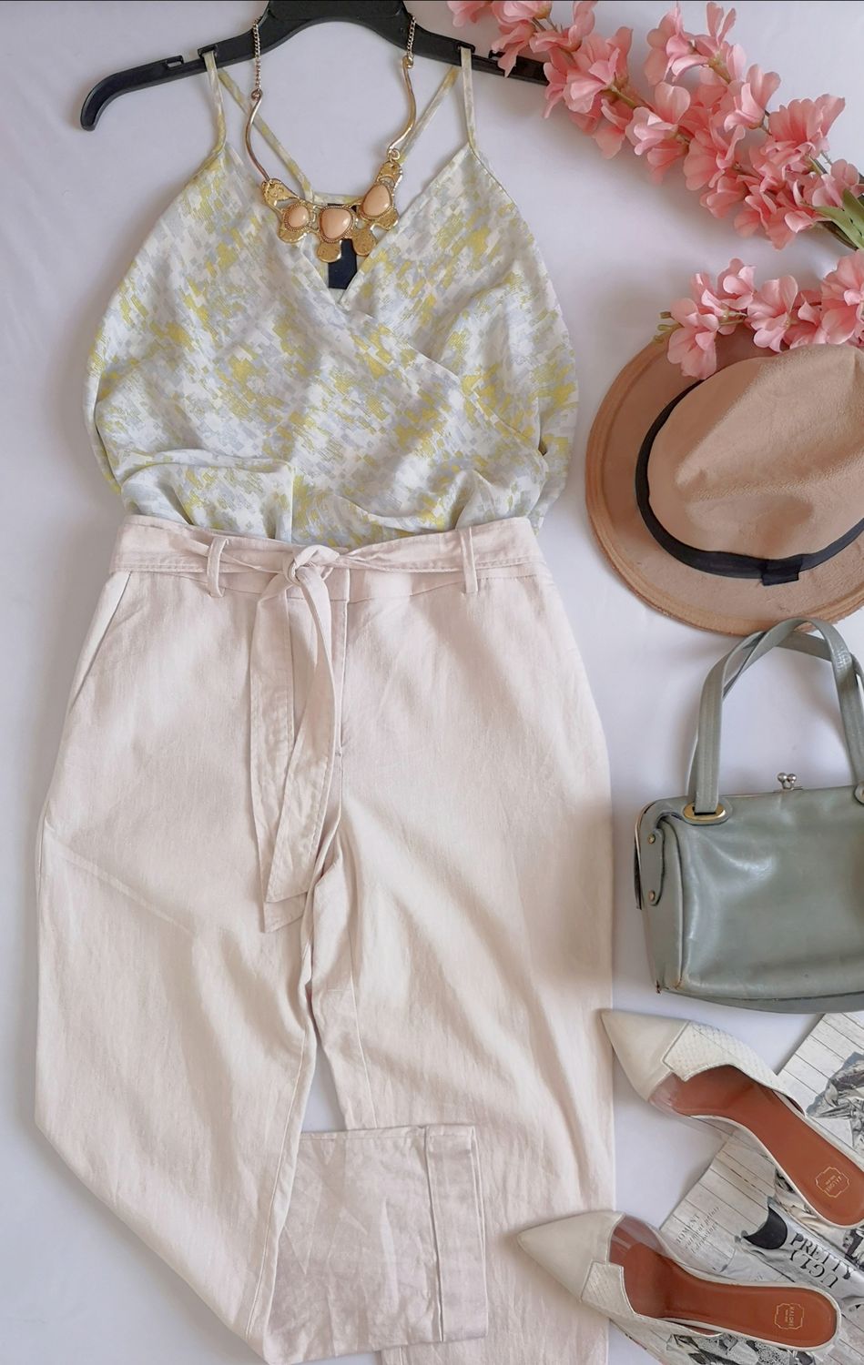 PANTALÓN CON CINTO Y BLUSA TRASLAPADA CERRADA