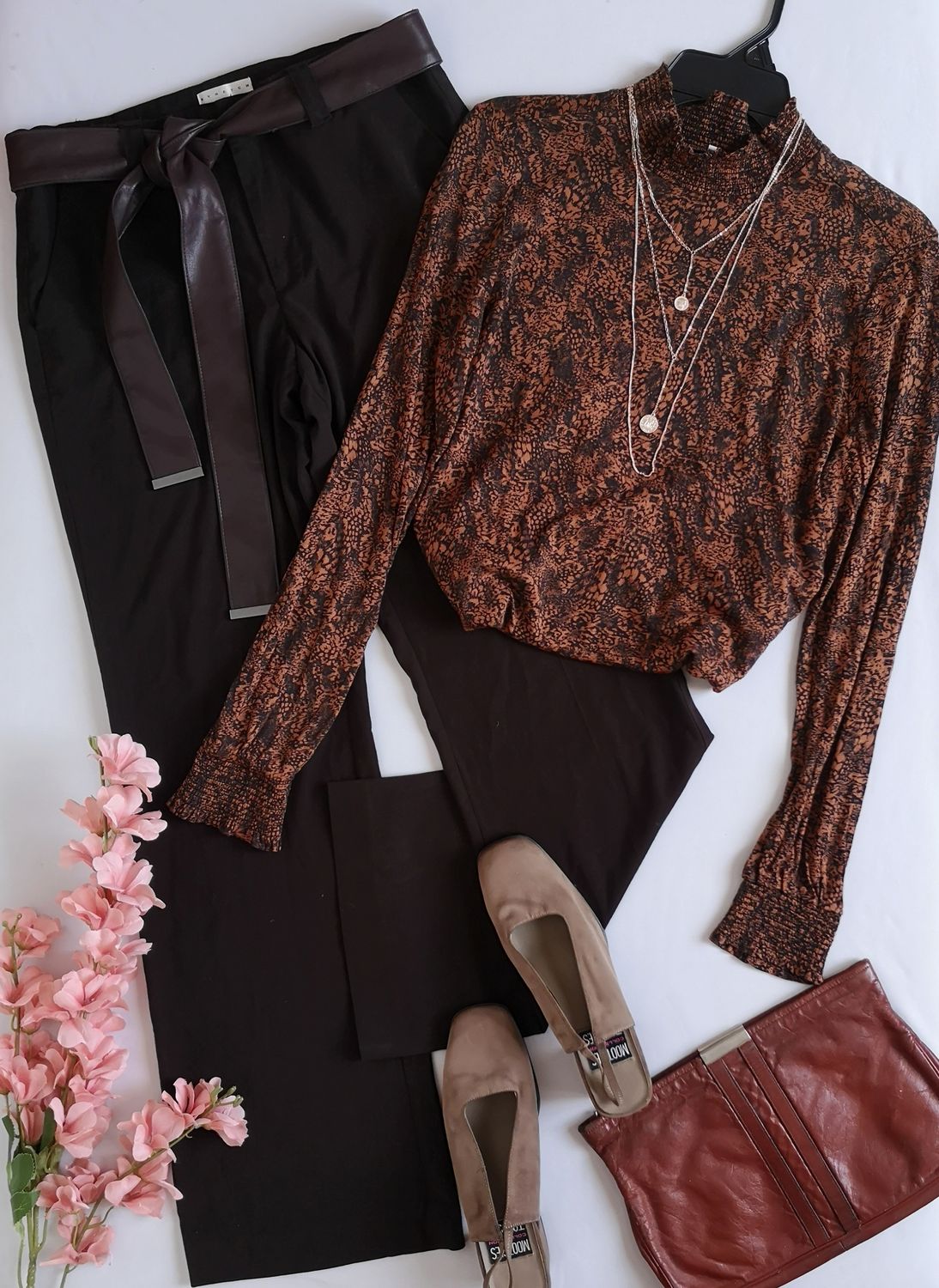 BLUSA TELA SUAVE Y PANTALÓN CORTE RECTO