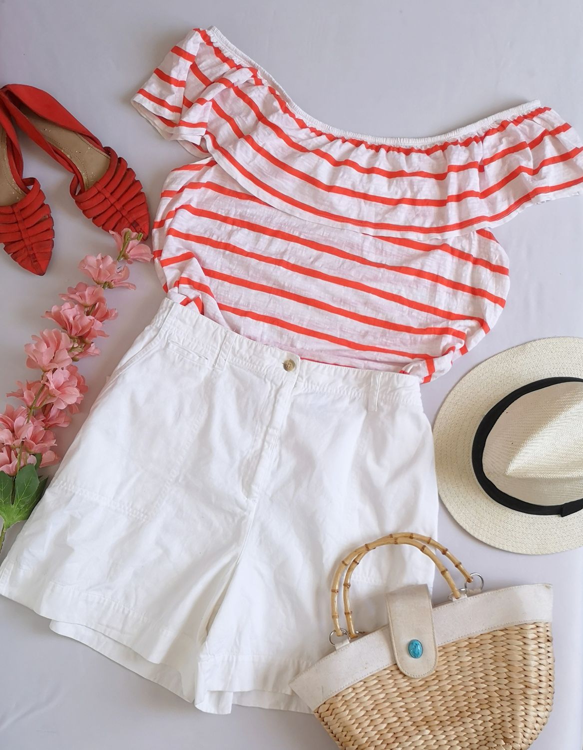 SHORT DE ALGODÓN Y BLUSA HOMBROS DESCUBIERTOS