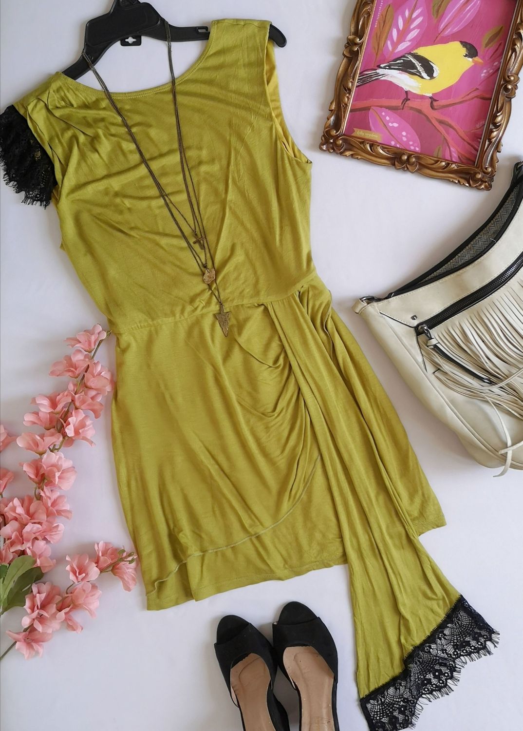 VESTIDO CORTO  ABIERTO DE ATRÁS INCLUYE COLLAR 