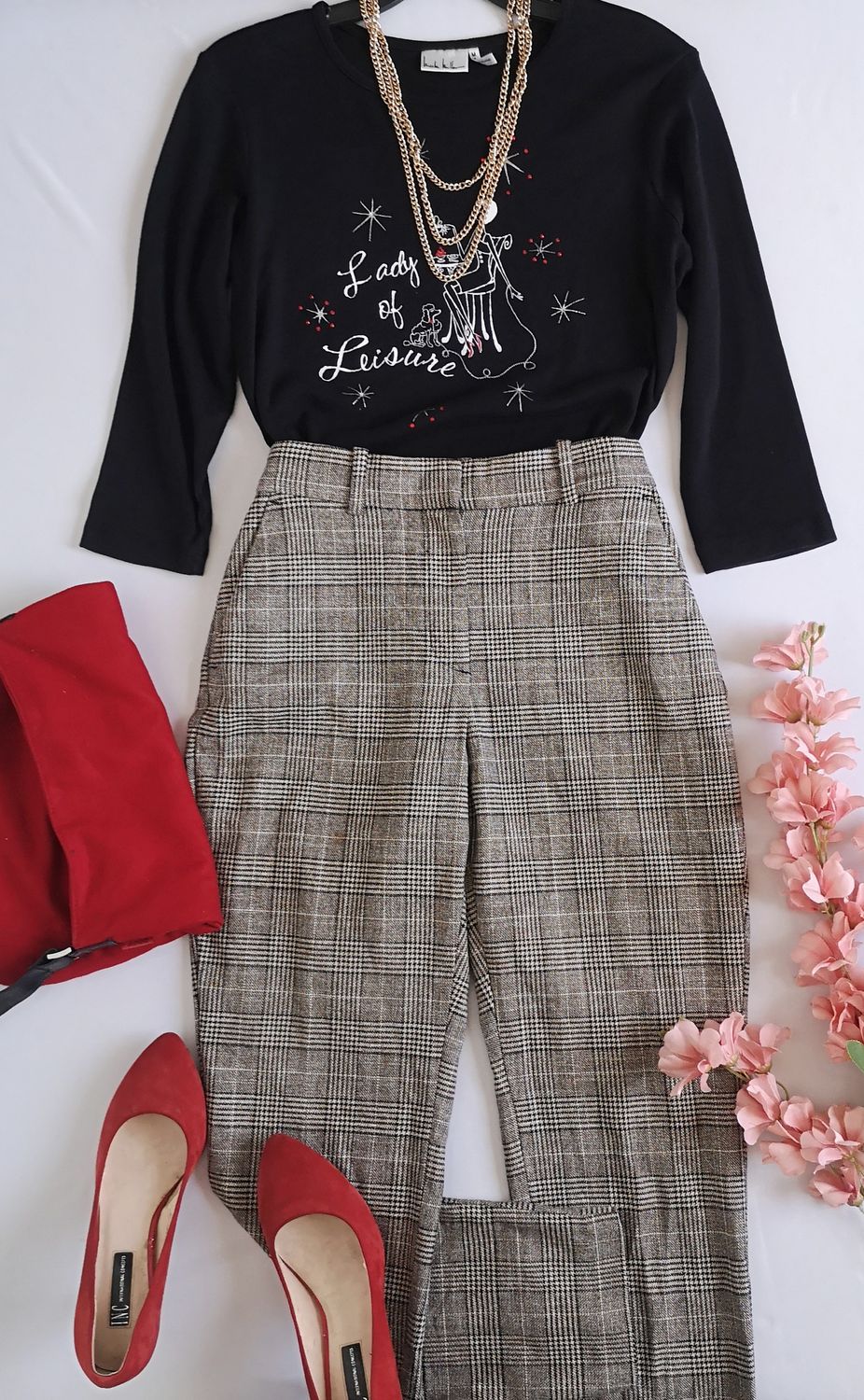 PANTALÓN CON BOLSAS A LOS LADOS Y BLUSA CUELLO REDONDO