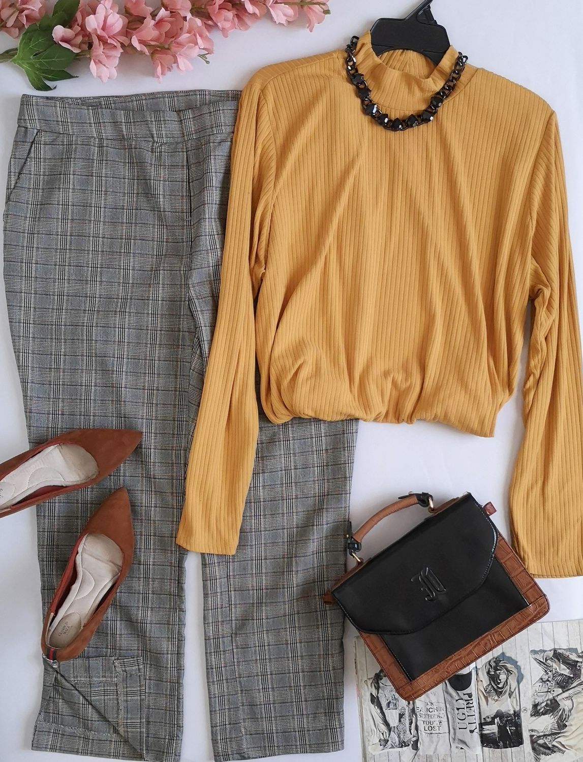 PANTALÓN CON BOLSAS A LOS LADOS Y BLUSA CUELLO CERRADO