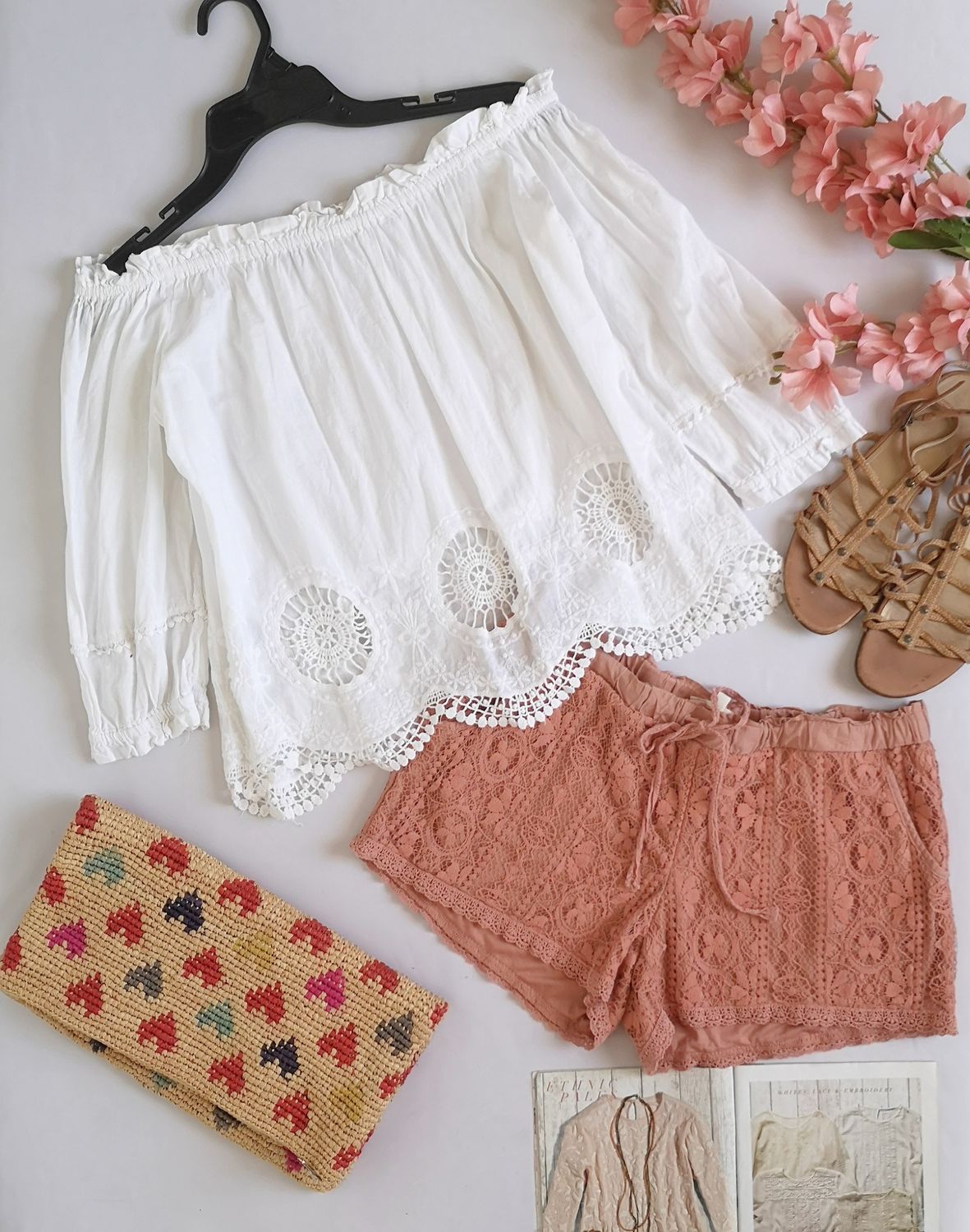 BLUSA HOMBROS DESCUBIERTOS Y SHORT DE ENCAJE