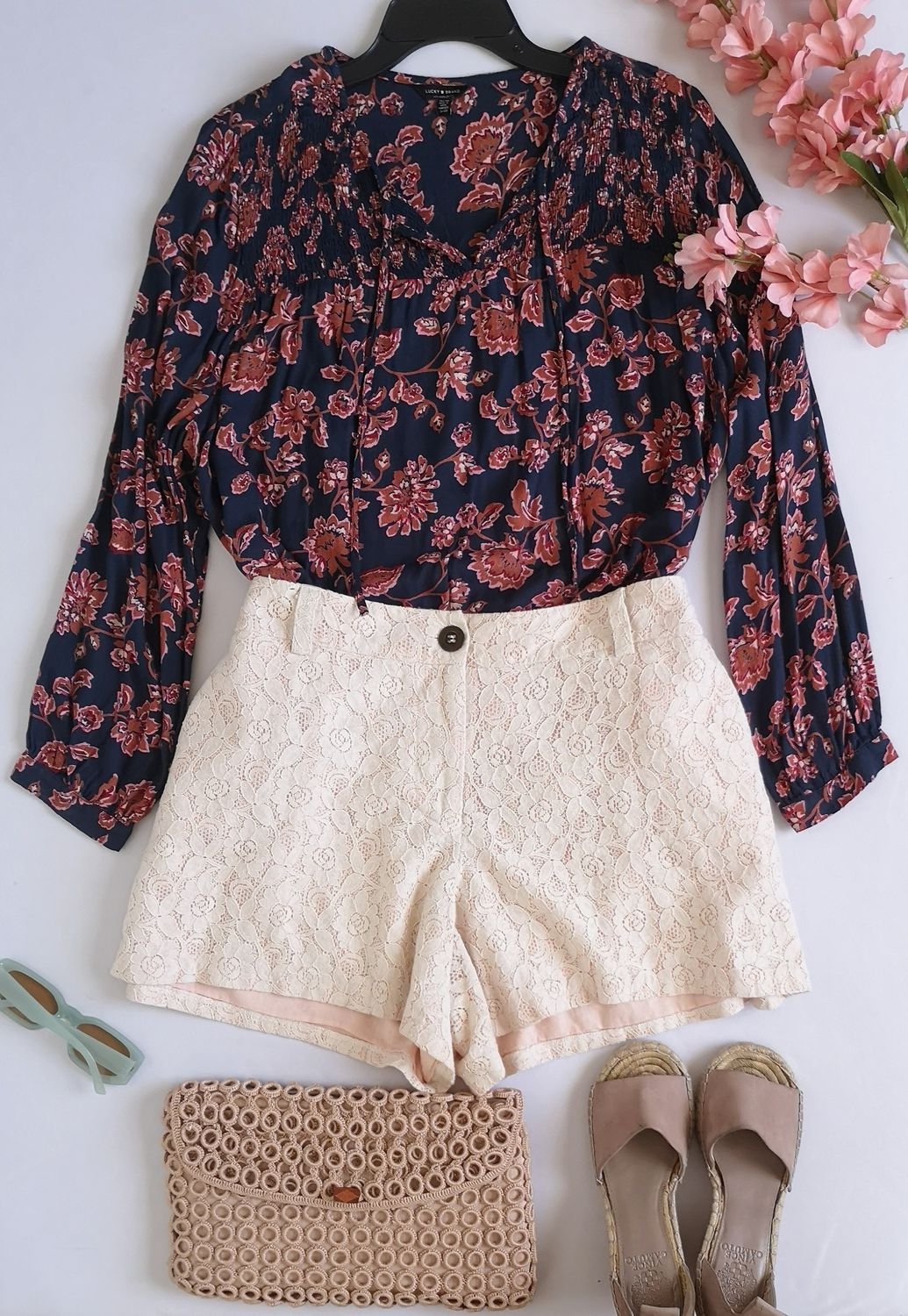 SHORT DE ENCAJE Y BLUSA MANGA LARGA