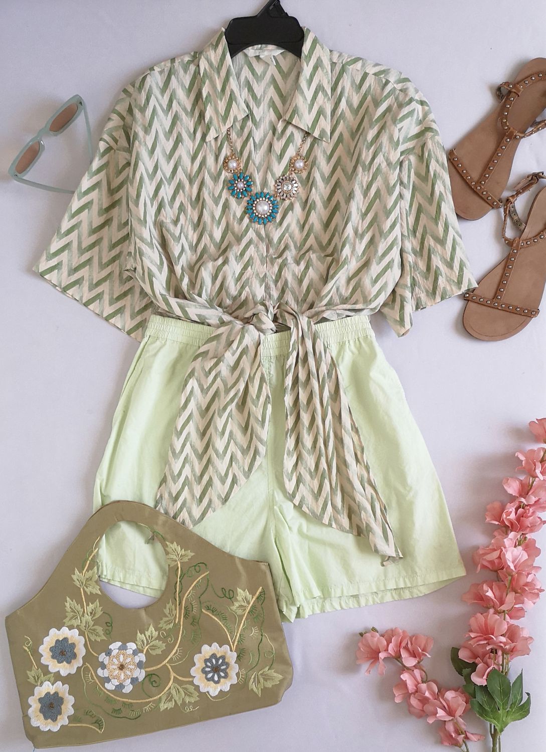 SHORT CON BOLSAS A LOS LADOS Y BLUSA