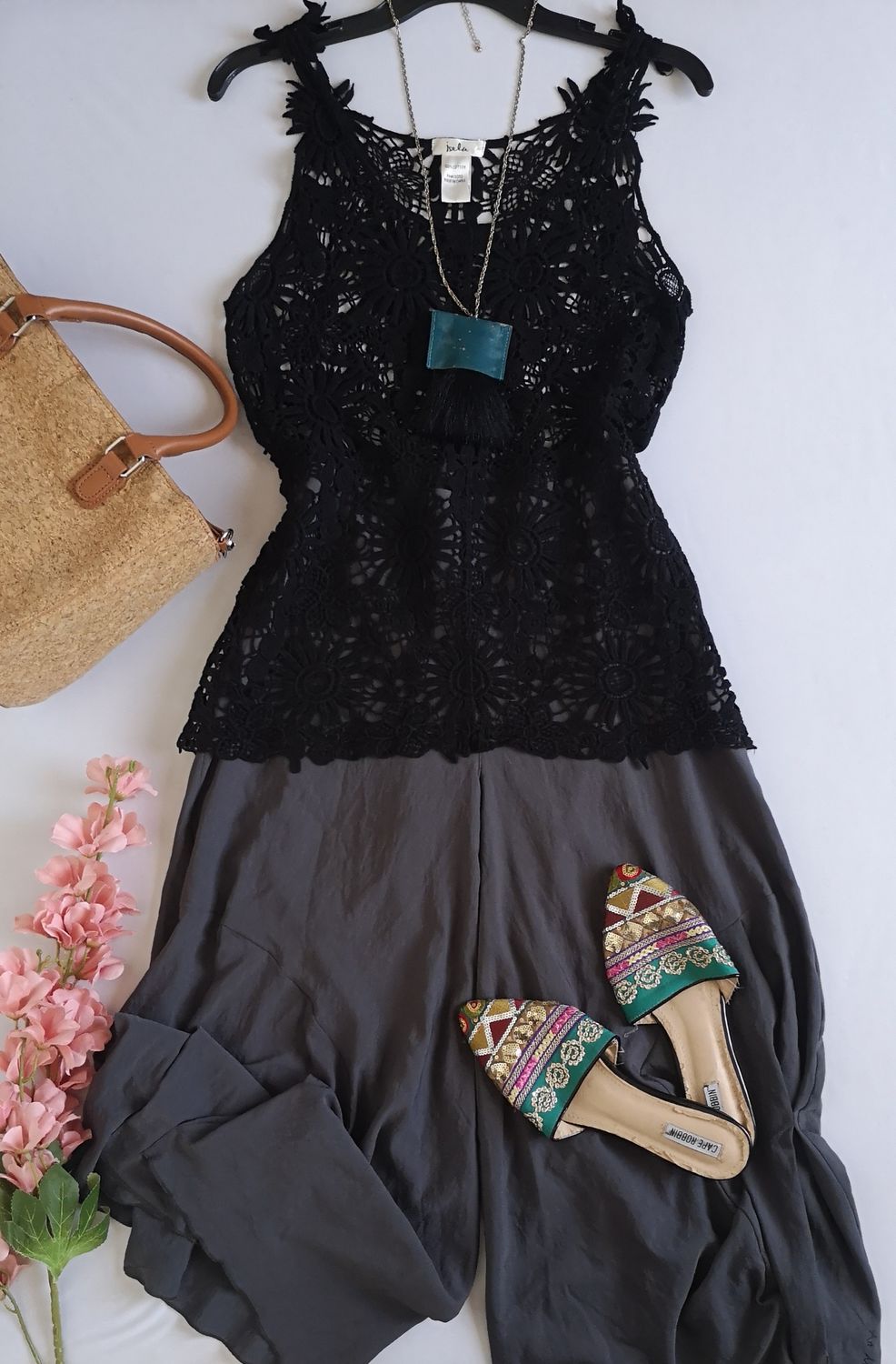 BLUSA TIPO CROCHET Y PANTALÓN ANCHO DE ABAJO