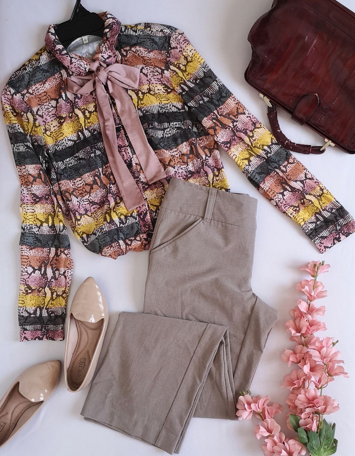 PANTALÓN CORTE RECTO Y BLUSA MANGA LARGA