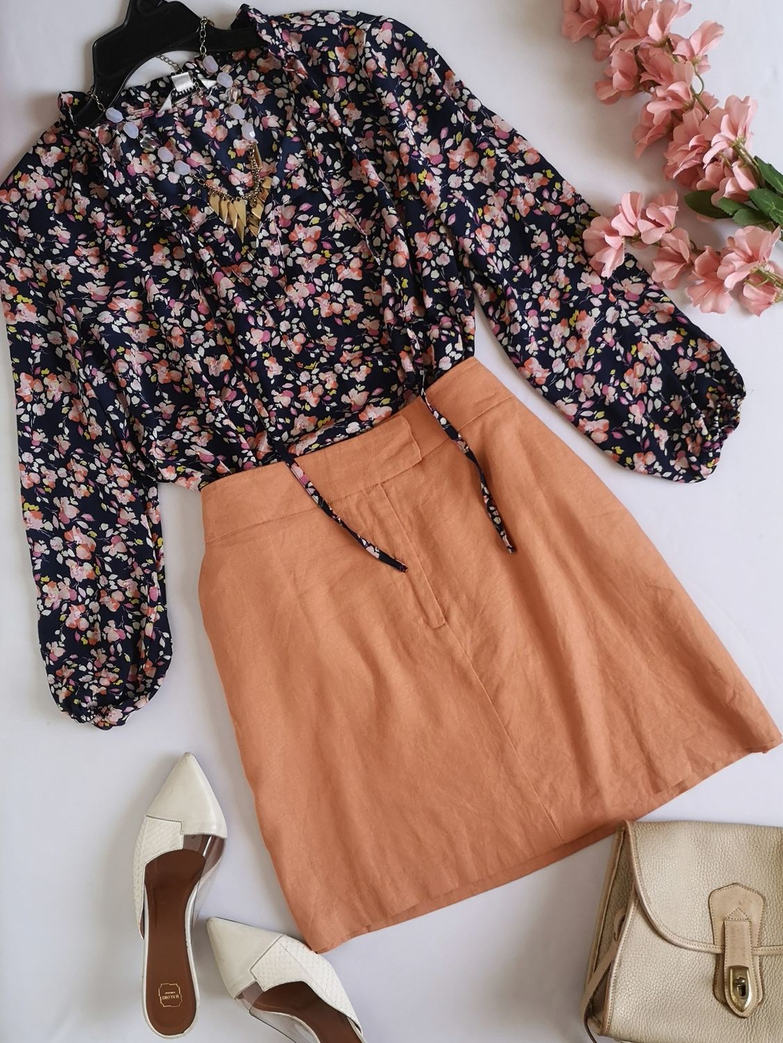 BLUSA DE CHIFÓN Y FALDA CON BOLSAS A LOS LADOS