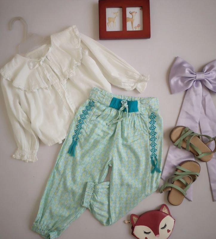 BLUSA CON CUELLO Y PANTALÓN JOGGER