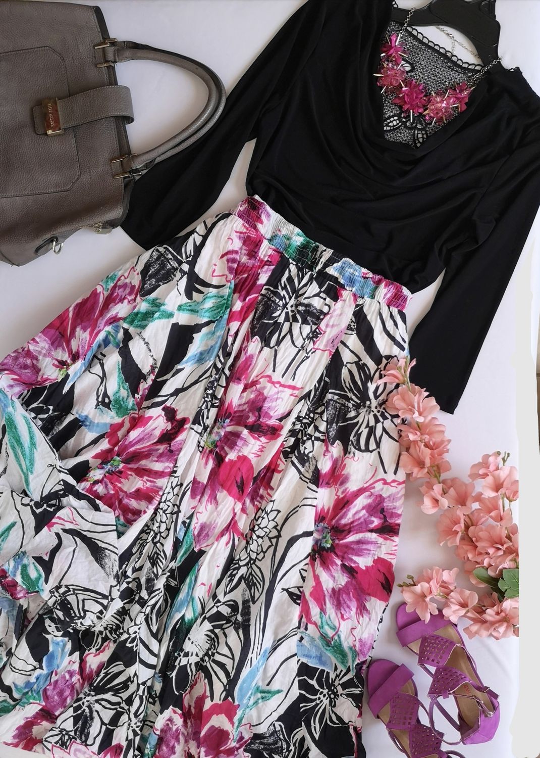 FALDA LARGA BOMBACHA Y BLUSA CON ENCAJE ATRÁS ⚓