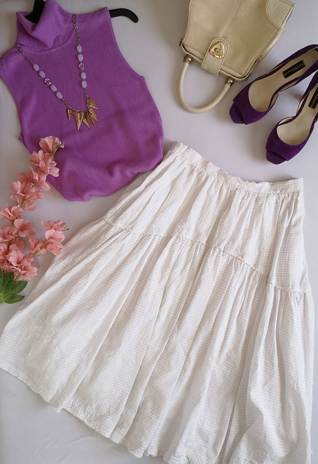 BLUSA ACANALADA CUELLO ALTO CON FALDA BOMBACHA