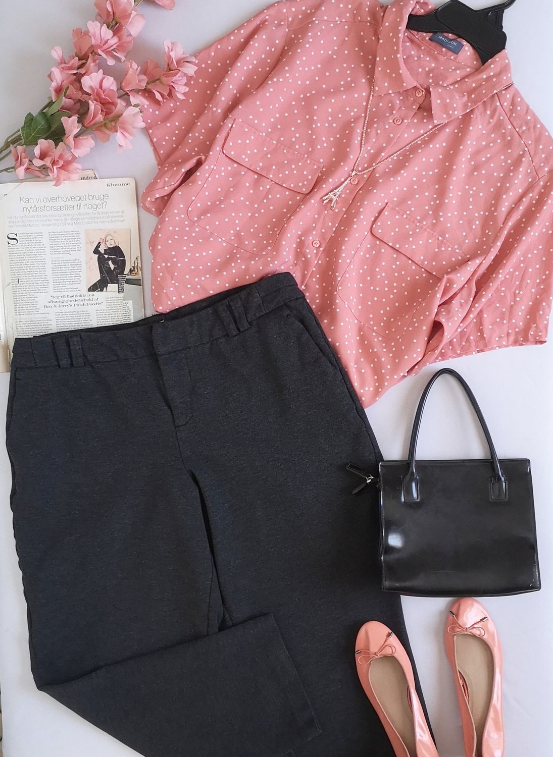 BLUSA CON BOLSAS ADELANTE Y PANTALÓN ANCHO DE ABAJO ⚓