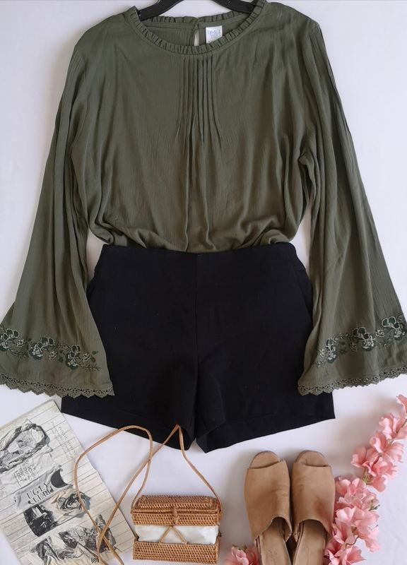 SHORT CON ZIPPER A UN LADO Y BLUSA MANGAS CAMPANA 💙