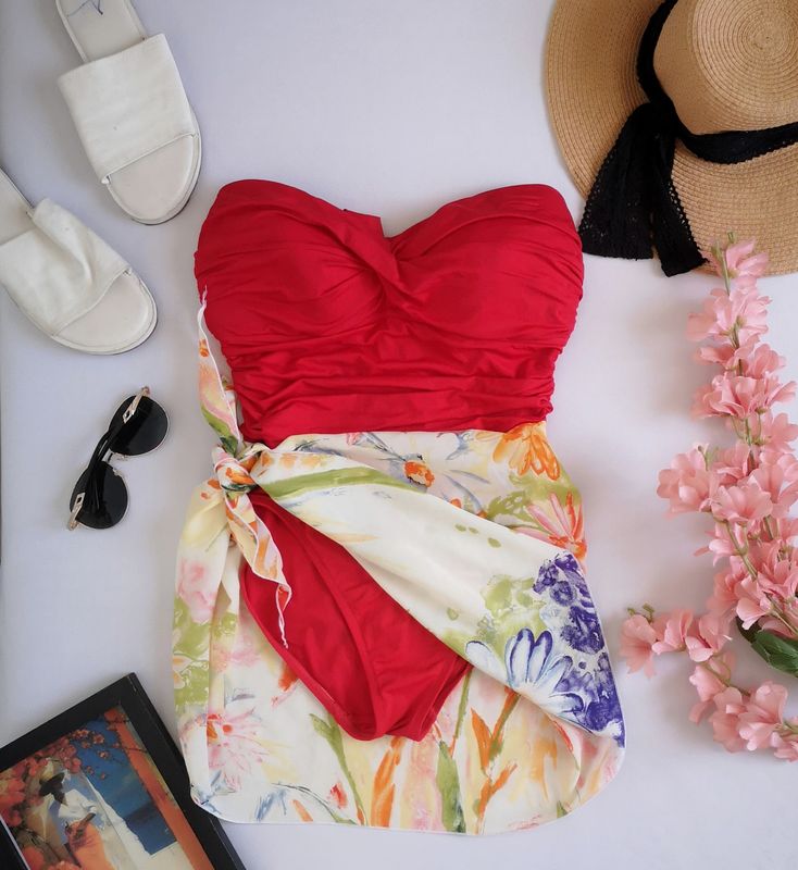 TRAJE DE BAÑO STRAPLESS CON PAREO