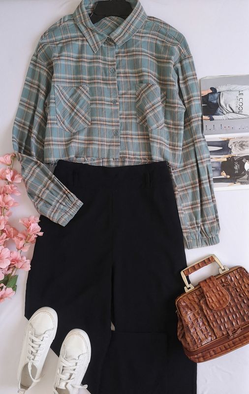 PANTALÓN CON BOLSAS A LOS LADOS Y BLUSA CORTA 💙