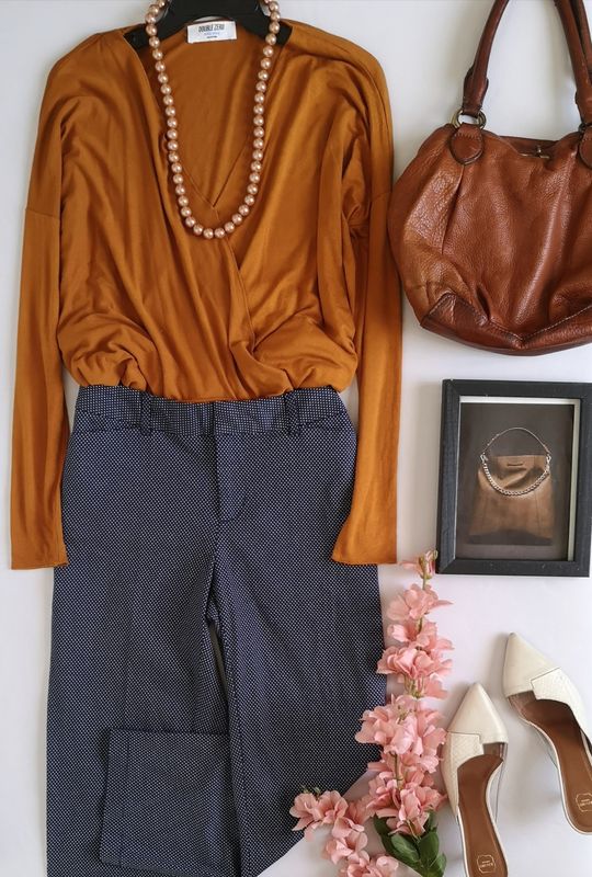 PANTALÓN CORTE RECTO Y BLUSA TRASLAPADA CERRADA