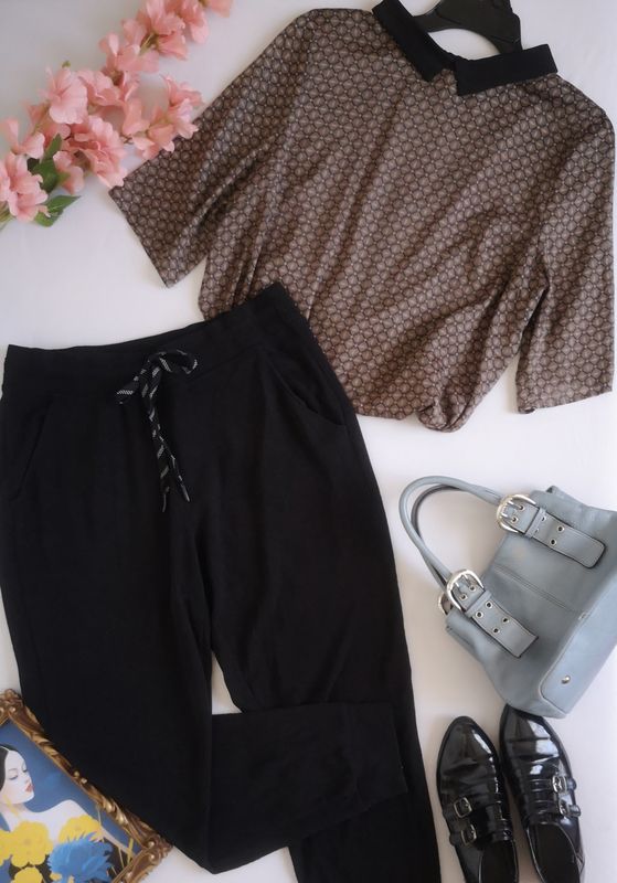 BLUSA TIPO SEDA CON PANTALÓN JOGGER