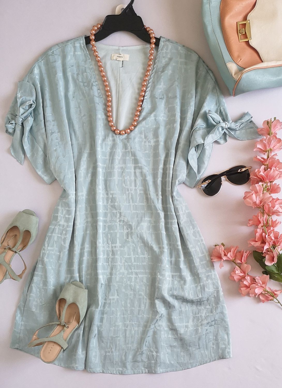 VESTIDO TIPO SEDA CON BOLSAS A LOS LADOS