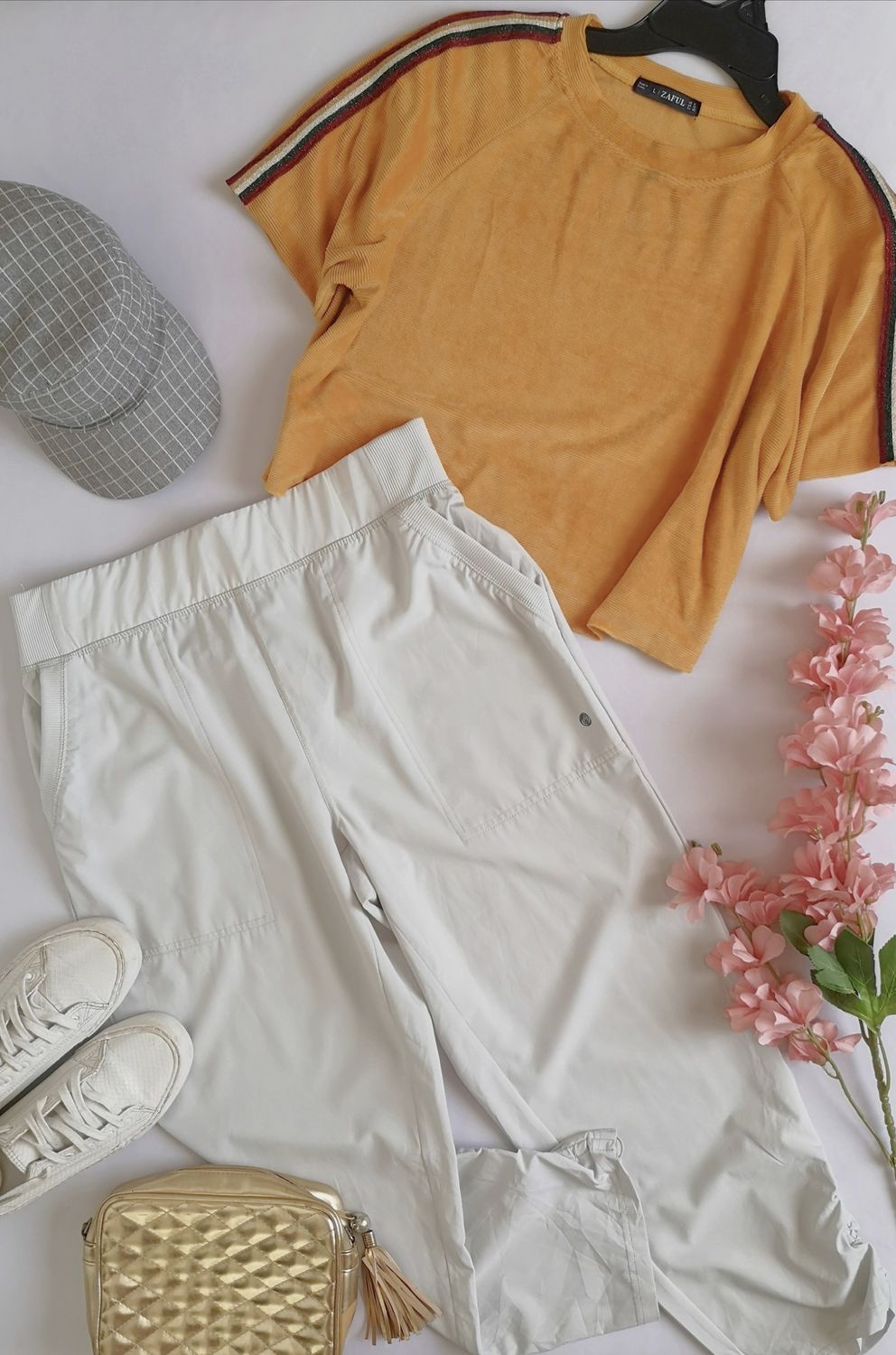 BLUSA CORTA CON PANTALÓN TIPO DEPORTIVO