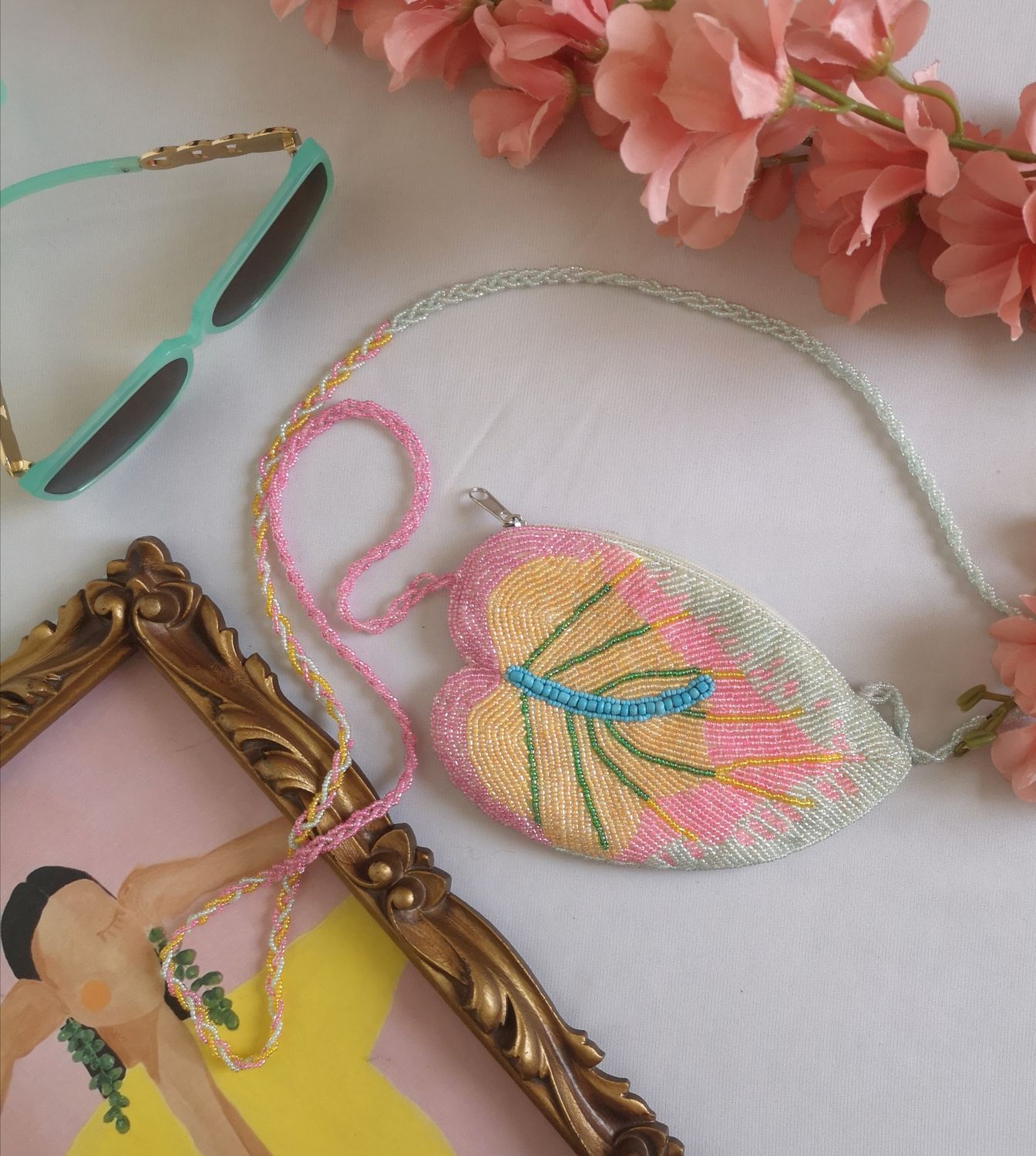 CARTERA PEQUEÑA BORDADA DE MOSTACILLA