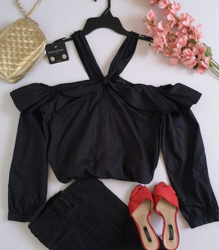 BLUSA HOMBROS DESCUBIERTOS INCLUYE ARETES