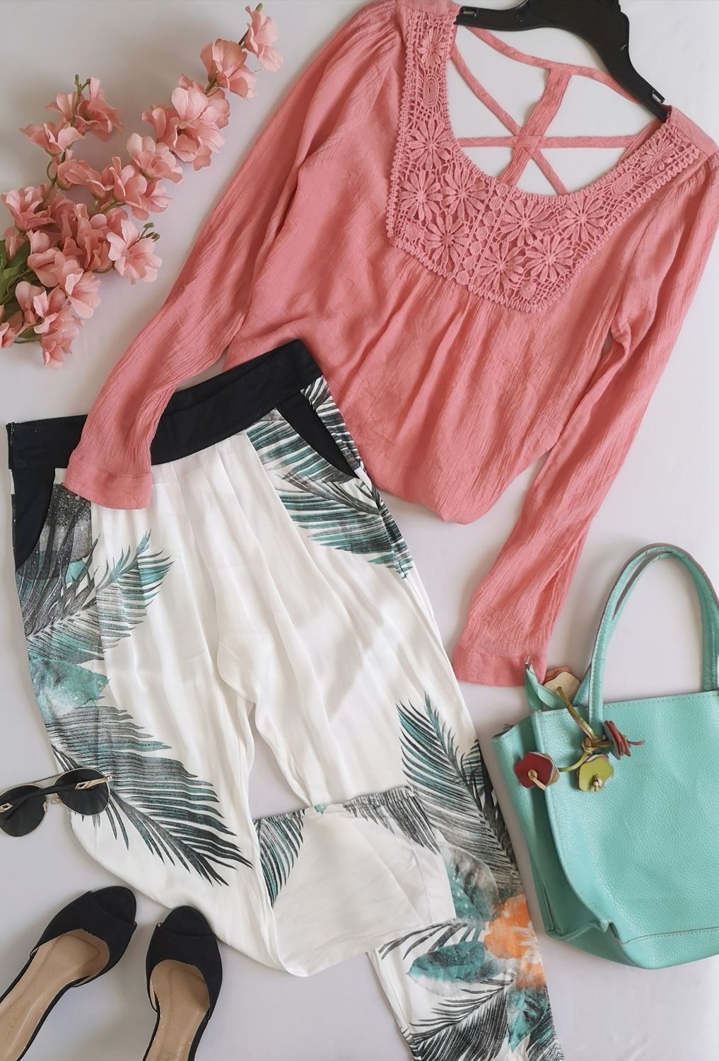 PANTALÓN TIPOS SEDA Y BLUSA ABIERTA DE ATRÁS ⚓