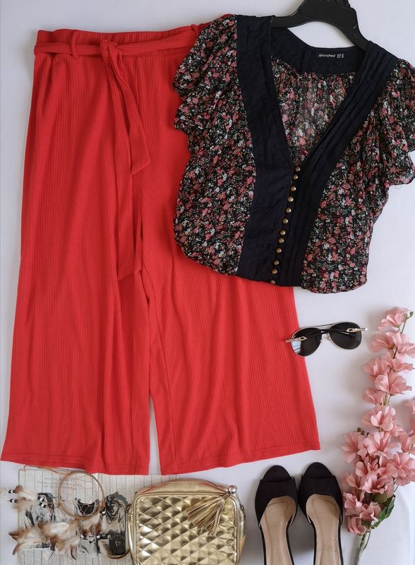 PANTALÓN TIPO CULOTTE CON CINTO Y BLUSA DE CHIFÓN