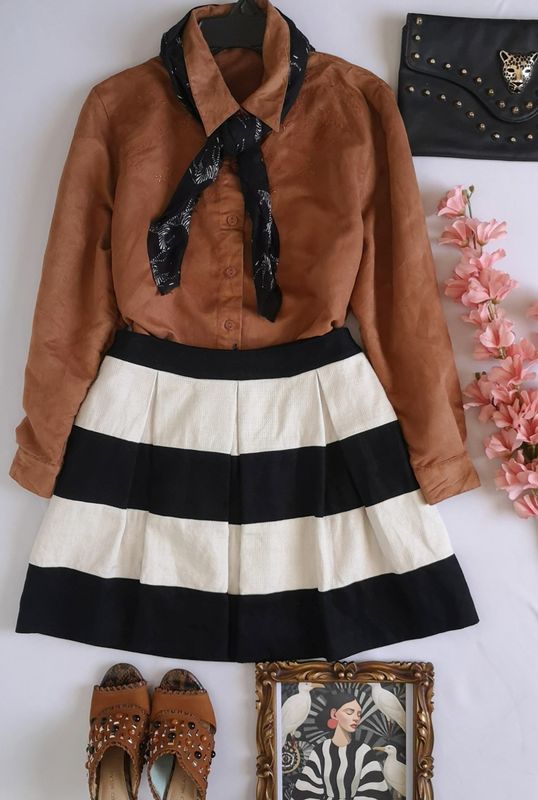 BLUSA PIEL DE DURAZNO Y FALDA CON BOLSAS A LOS LADOS ⚓