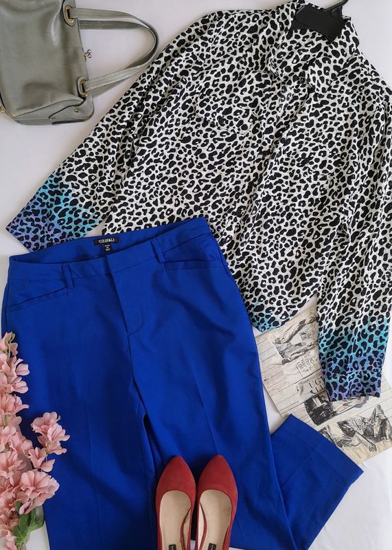 PANTALÓN CON BOLSAS A LOS LADOS Y BLUSA